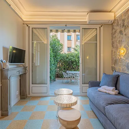 Avec Terrasse - A Pied *